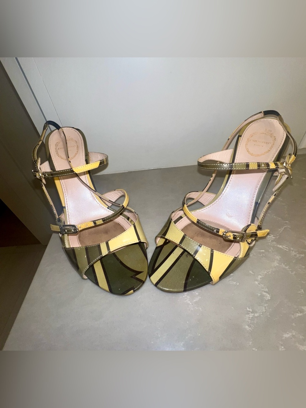 EMILIO PUCCI  Strappy Patent Leather Sandals in Olive & Yellow - Picture 3 of 14